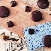 Ganache de chocolat au whisky et au poivre des dunes, chocolat au caramel au sel fumé, ganache de chocolat au sirop d'érable et chaga.