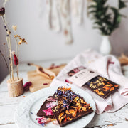 Tablette chocolat noir et fleurs comestibles