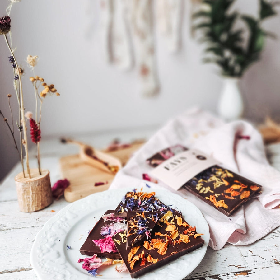 Tablette chocolat noir et fleurs comestibles