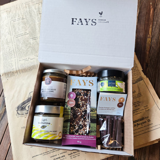 L'ensemble cadeau parfait pour les épicuriens et les curieux gourmets : Caramel aux chanterelles (Gourmet Sauvage), Miel de caméline doré (Signé caméline), Fleurs de sel aux algues (Océan de saveurs), Écorces d'oranges confites enrobées de chocolat noir, Chocolat au lait, cassis et sarrasin du québec.