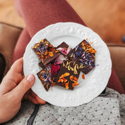 Tablette chocolat noir et fleurs comestibles