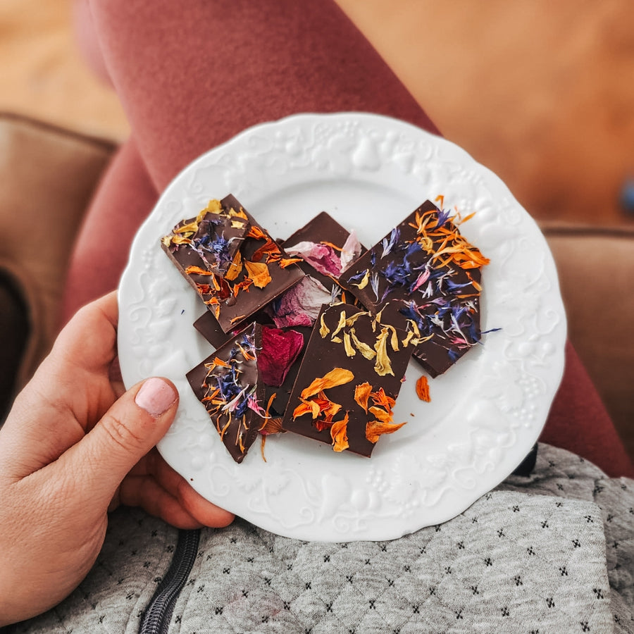 Tablette chocolat noir et fleurs comestibles