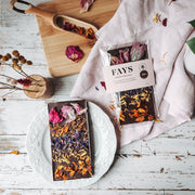 Tablette chocolat noir et fleurs comestibles