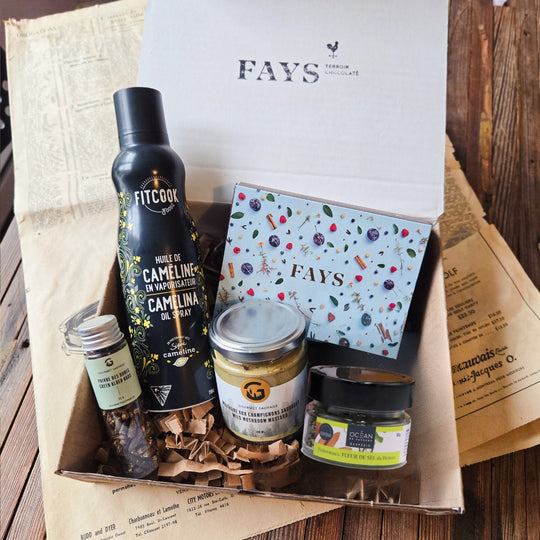 Le cadeau parfait pour papa : Huile de caméline en vaporisateur (Signé Caméline et FitCook), Poivre des dunes (Gourmet Sauvage), Flocons de sel de mer du Québec (Sel Saint Laurent), Moutarde aux champignons sauvages (Gourmet Sauvage), Boîte de 6 chocolats FAYS édition spéciale (whiskey et poivre, caramel et sel fumé, sirop d'érable et chaga).