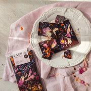 Tablette chocolat noir et fleurs comestibles